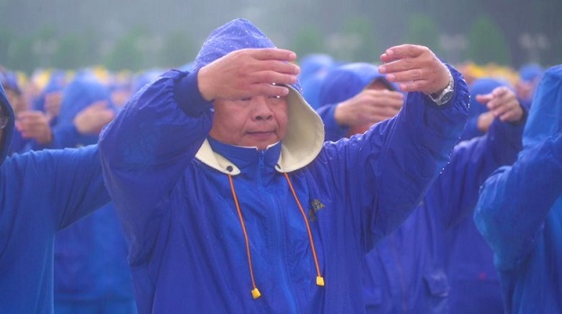 法輪功風雨中排字 遊客深受感動 譴責中共迫害信仰